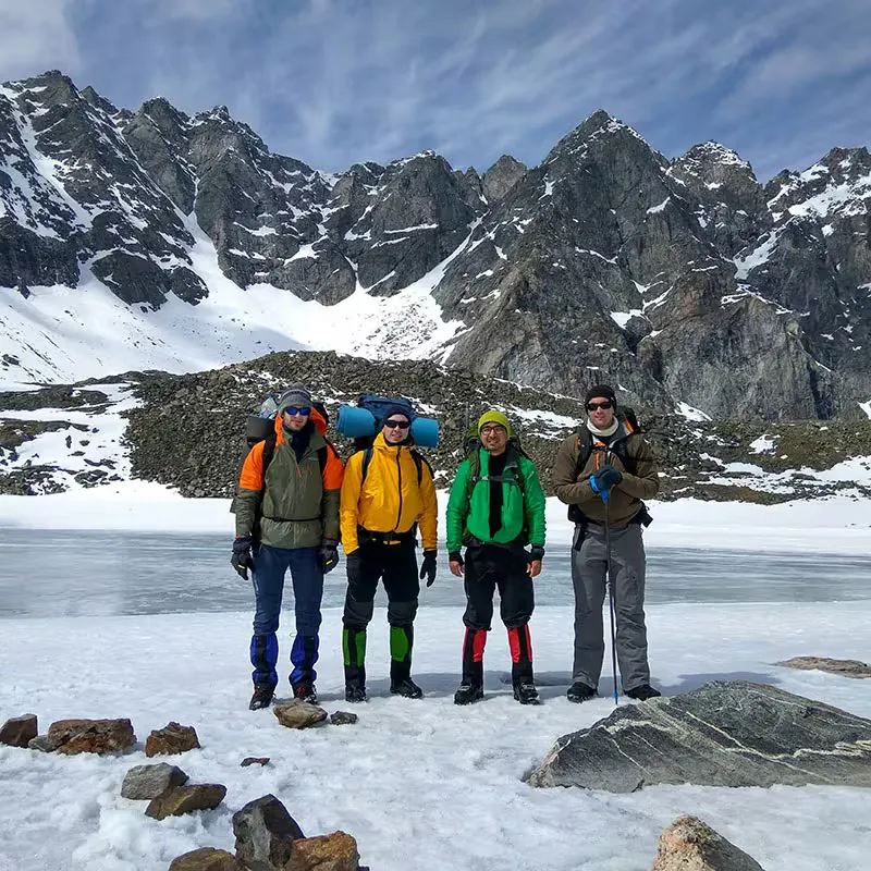 Montaña nevada en un viaje de esquí