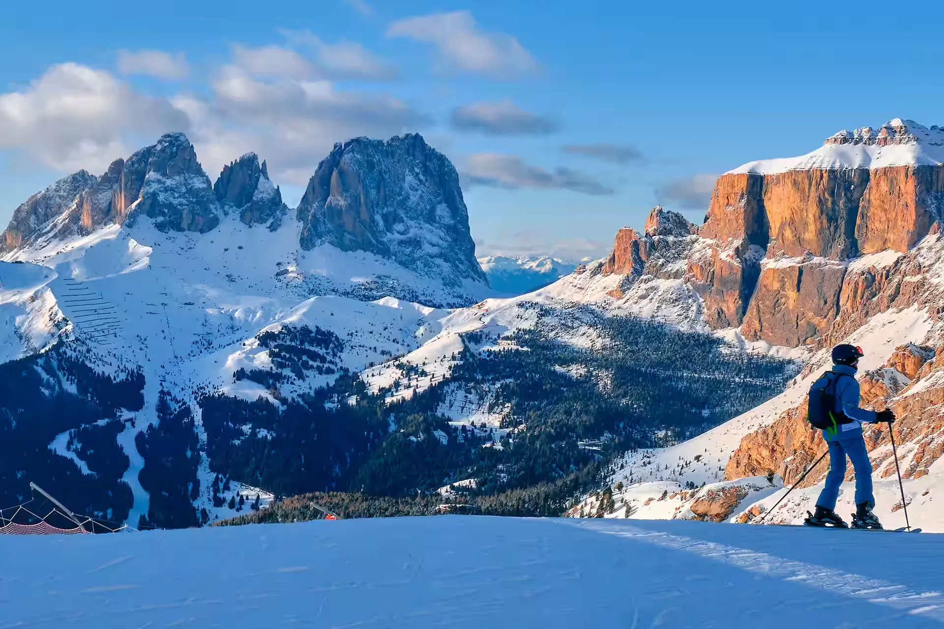 Descenso esquiando entre las cumbres de los Dolomitas