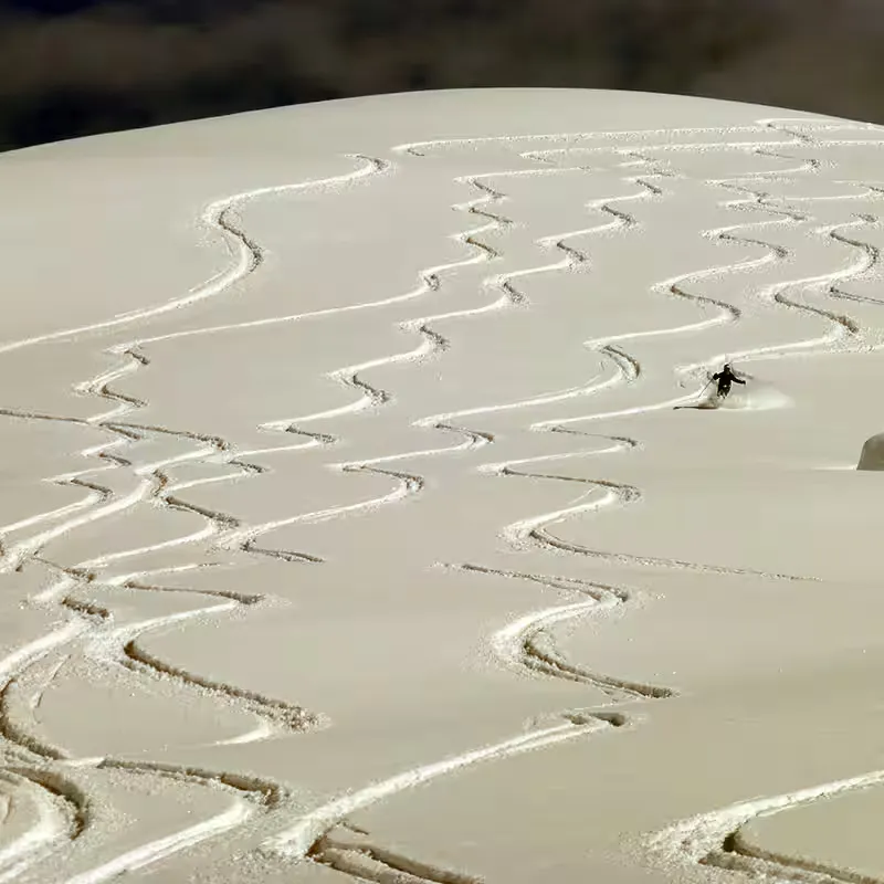 Nieve virgen en alta montaña